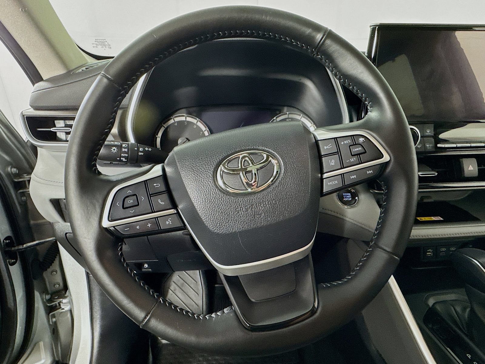 Used 2023 Toyota Highlander XLE AWD/4WD image 8