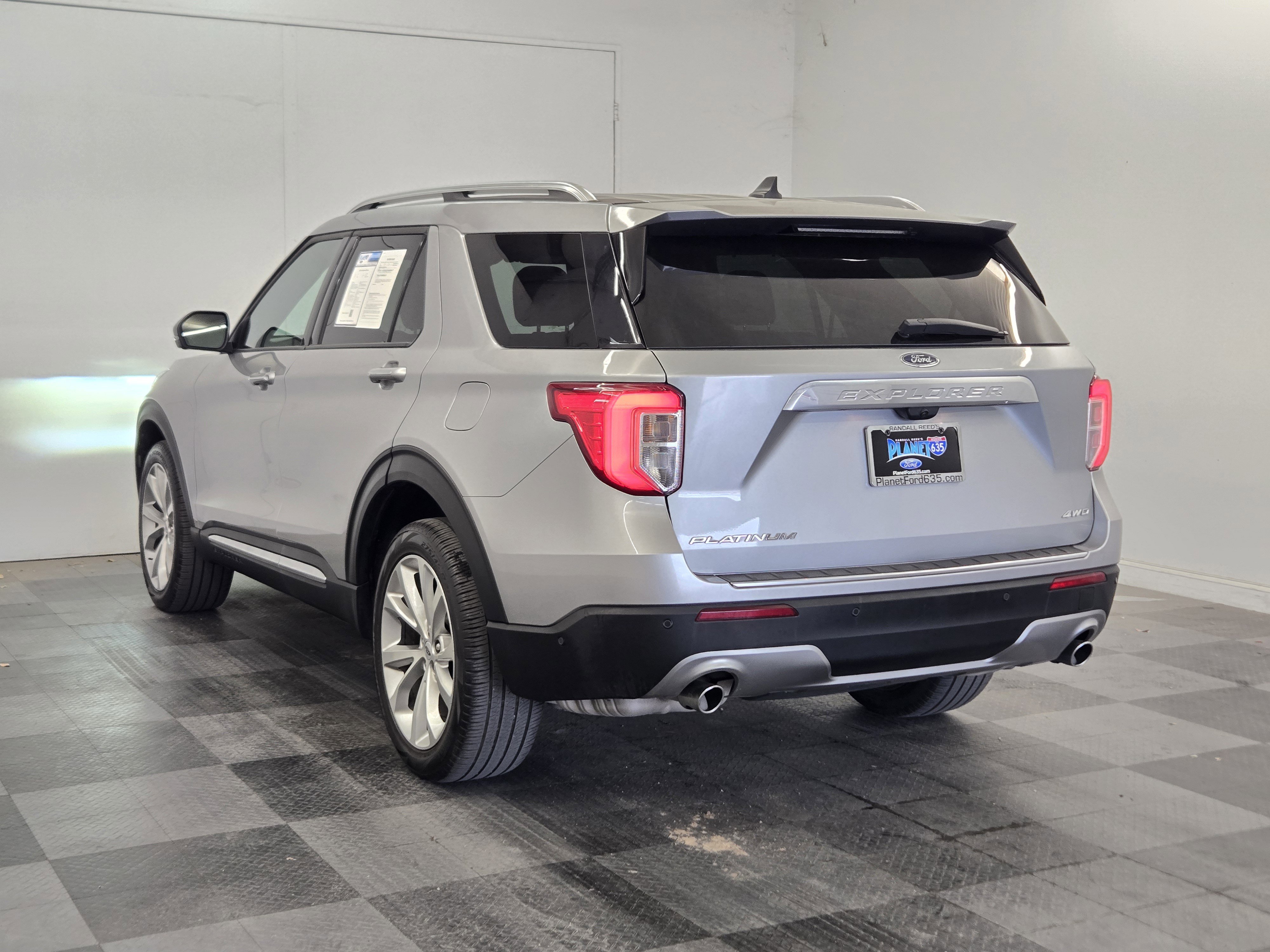 Used 2023 Ford Explorer Platinum AWD/4WD image 5
