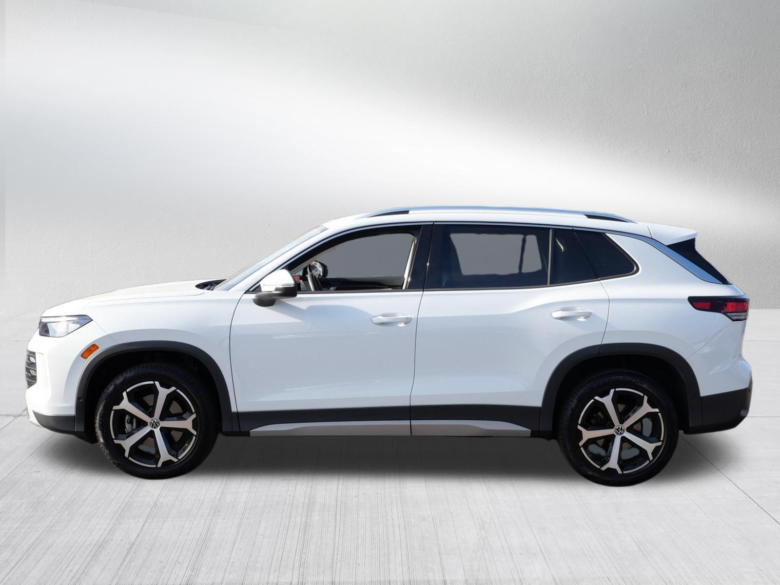Used 2025 Volkswagen Tiguan SE AWD/4WD image 4