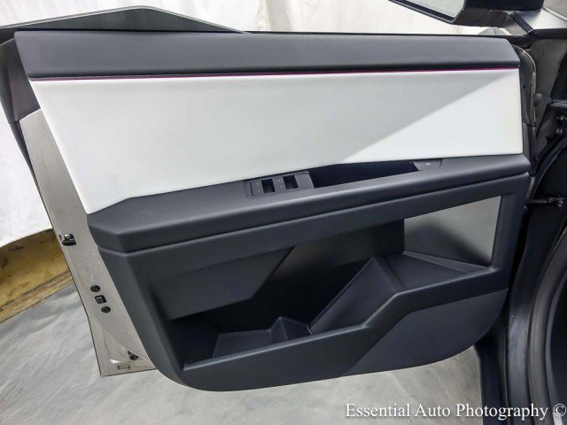 Used 2024 Tesla Cybertruck AWD Crew Cab image 38