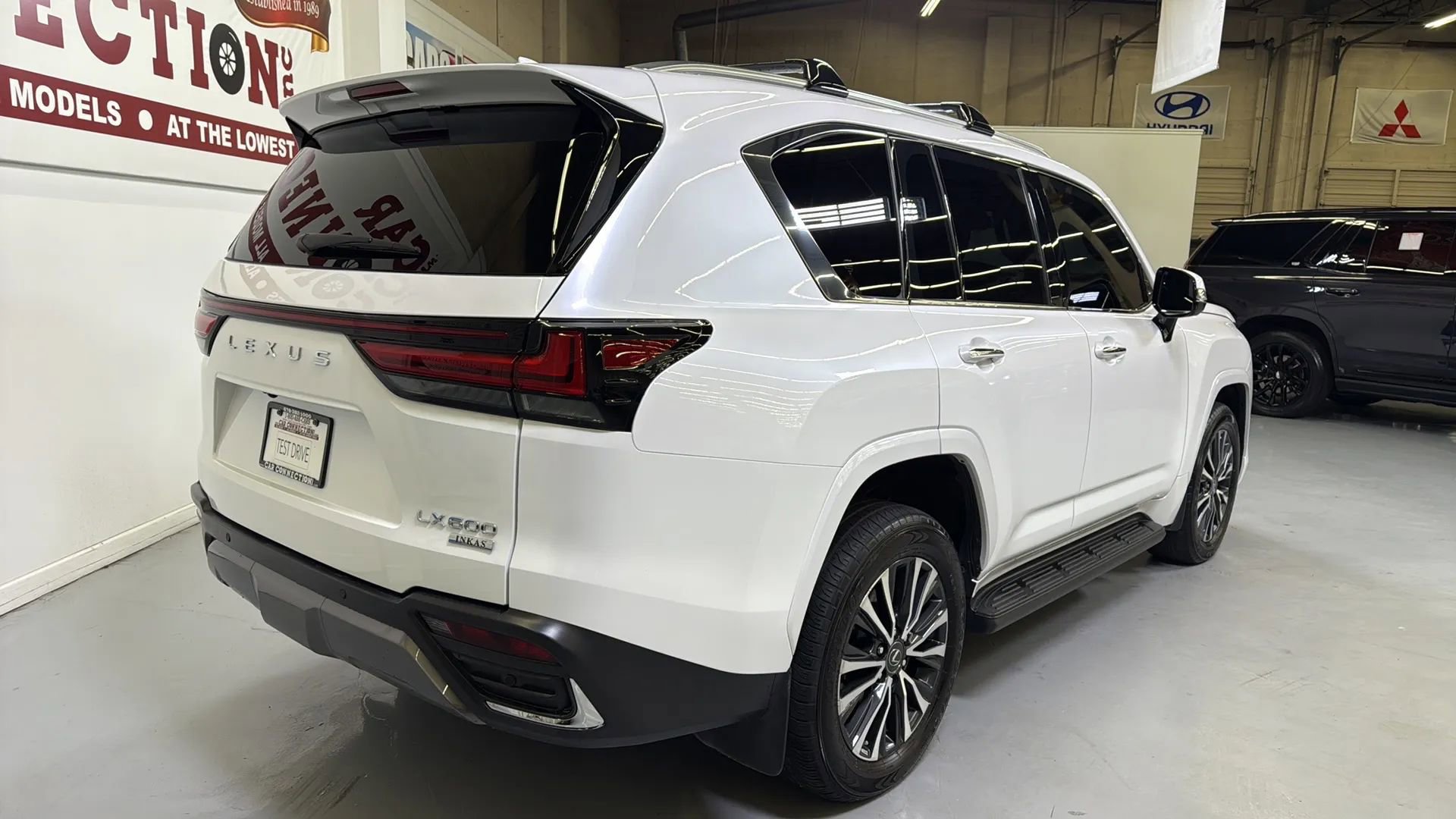 Used 2022 Lexus LX 600 4WD w/ Premium Package image 7