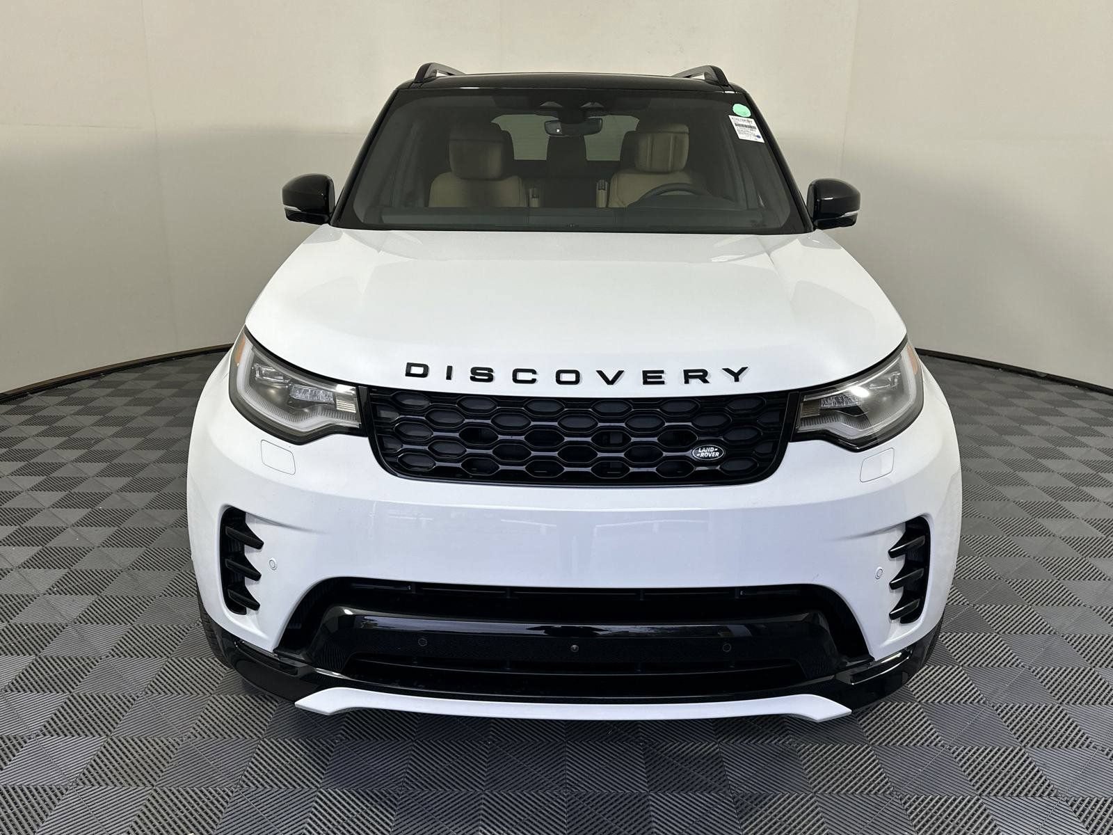 Used 2025 Land Rover Discovery Dynamic SE AWD/4WD image 5