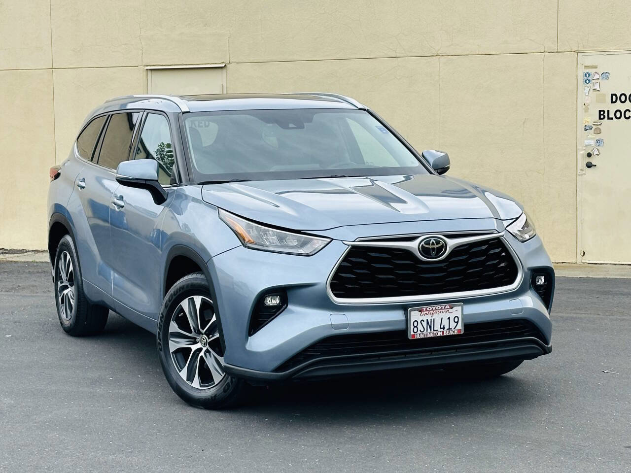 Used 2020 Toyota Highlander XLE FWD image 1