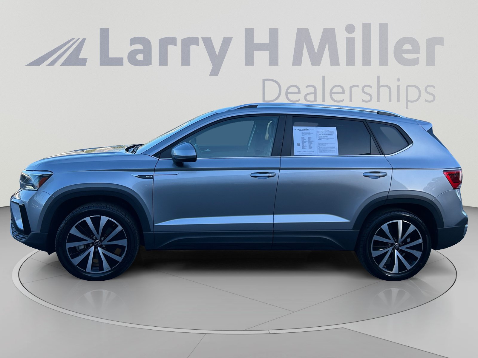 Used 2022 Volkswagen Taos SE FWD image 2