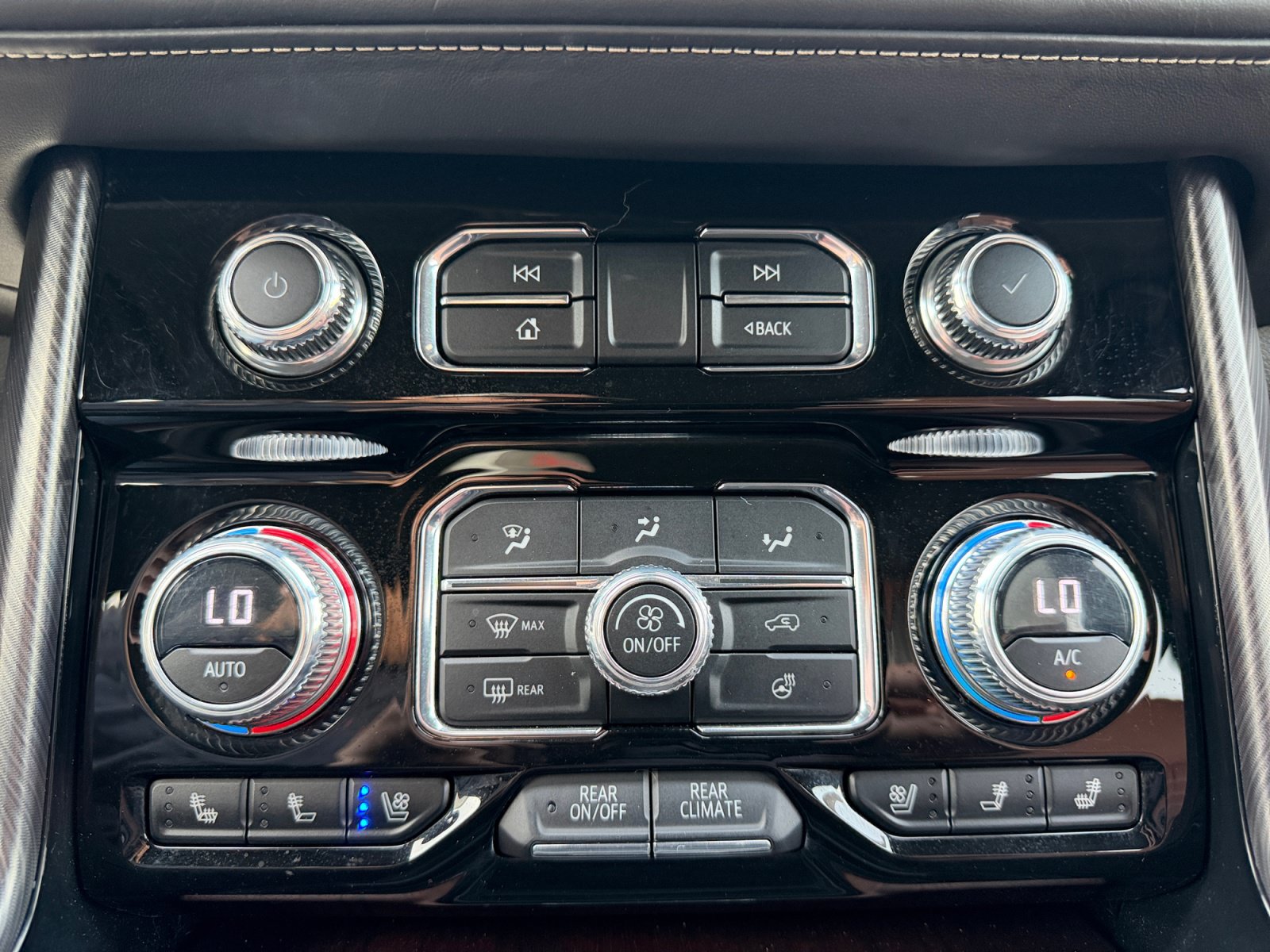 Used 2023 GMC Yukon XL Denali Ultimate AWD/4WD image 15