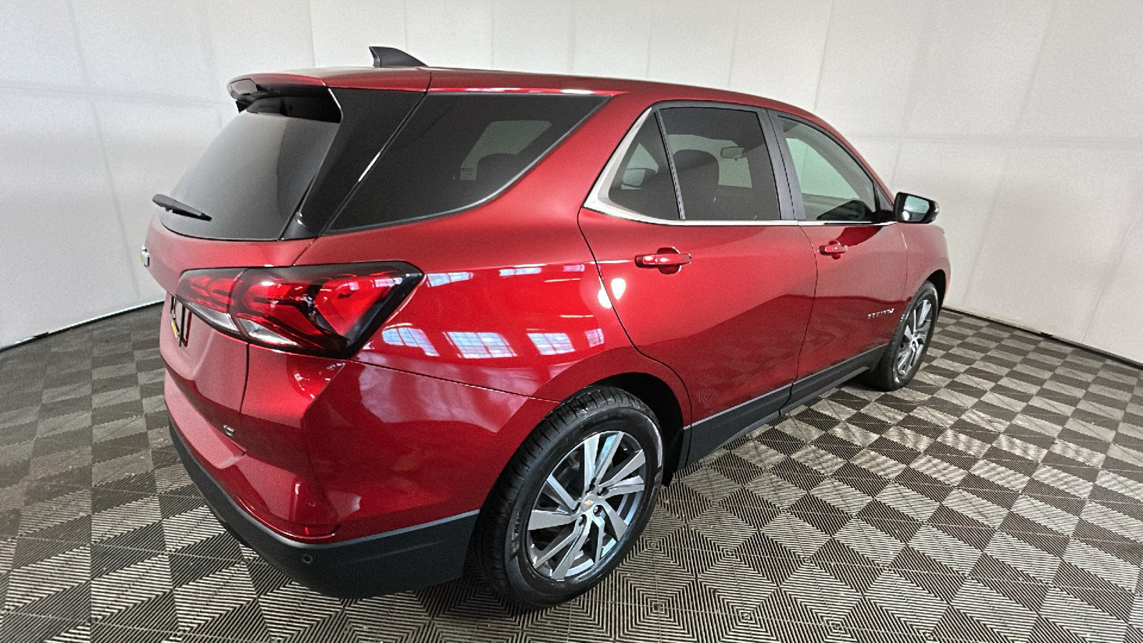 Used 2024 Chevrolet Equinox LT FWD image 3