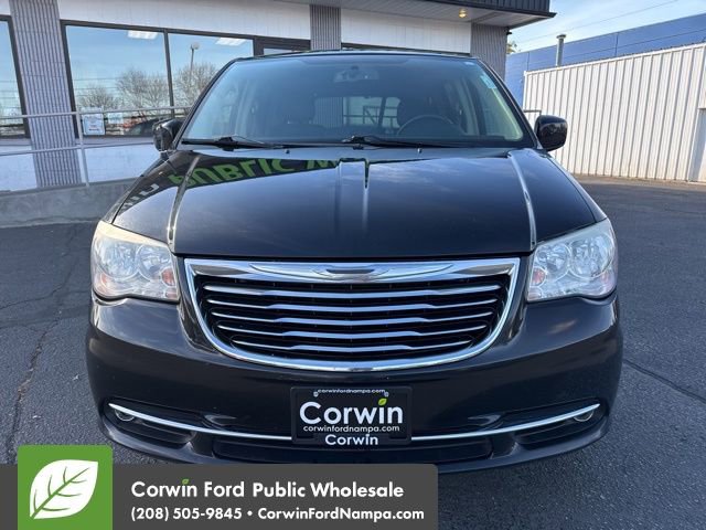Used 2014 Chrysler Town & Country Touring image 2
