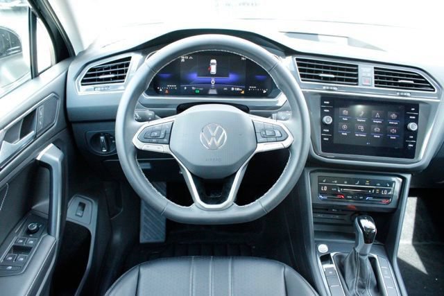Used 2024 Volkswagen Tiguan SE w/ Panoramic Sunroof Package AWD/4WD image 19