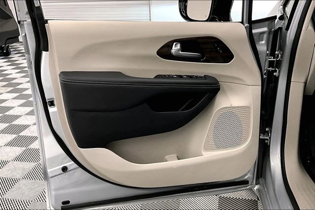 Used 2024 Chrysler Pacifica Limited image 19
