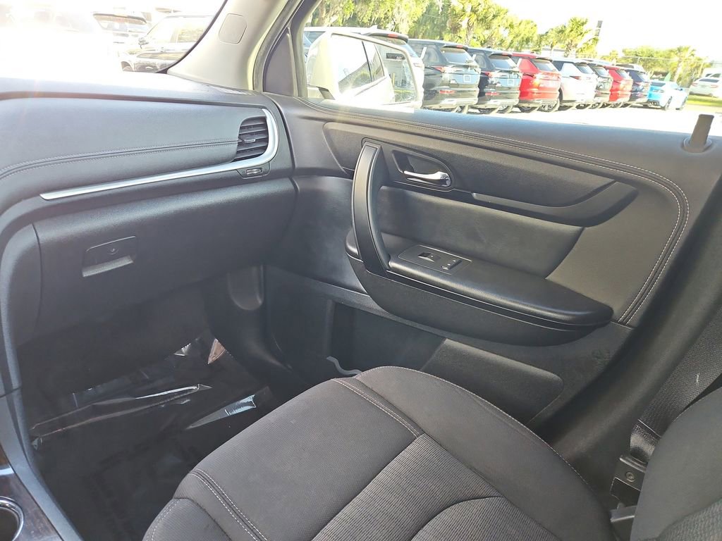 Used 2017 Chevrolet Traverse LT w/ Style and Technology Package FWD image 11