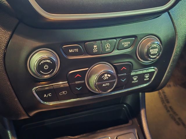 Used 2019 Jeep Cherokee Trailhawk AWD/4WD image 29