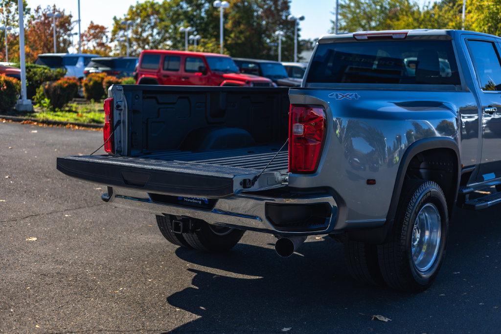 Used 2025 Chevrolet Silverado 3500 LTZ w/ LTZ Convenience Package AWD/4WD image 8