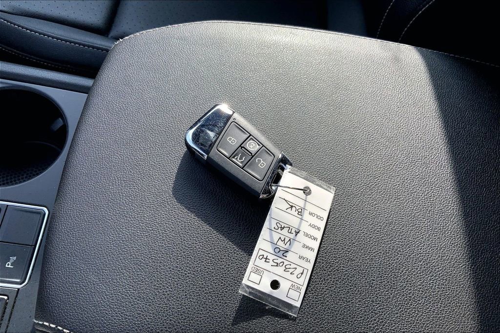 Used 2020 Volkswagen Atlas Cross Sport SE w/ Towing Package image 11