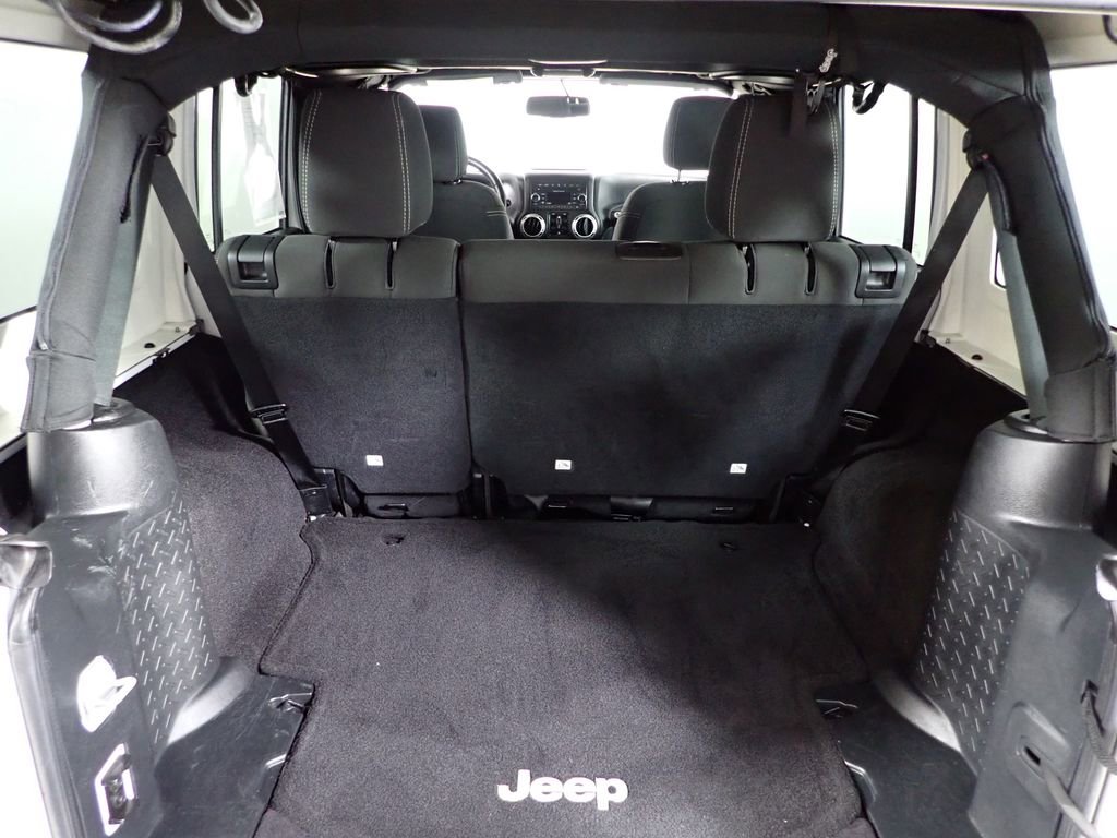 Used 2016 Jeep Wrangler Unlimited Sahara w/ Connectivity Group AWD/4WD image 15