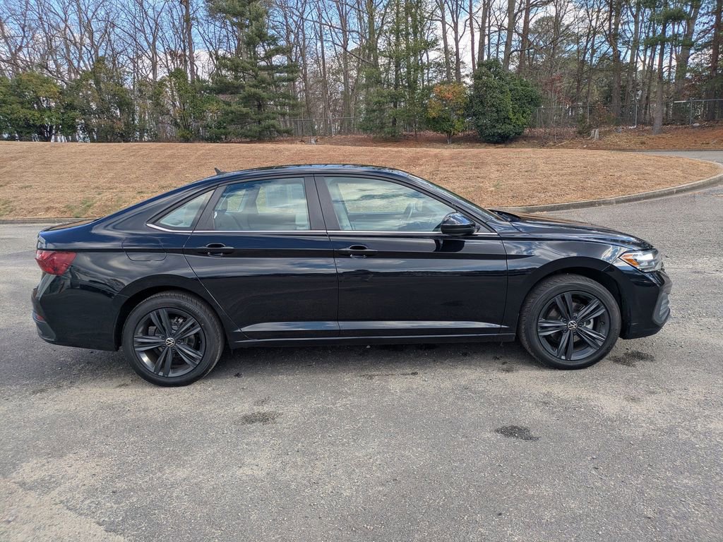 Used 2023 Volkswagen Jetta SE FWD image 3