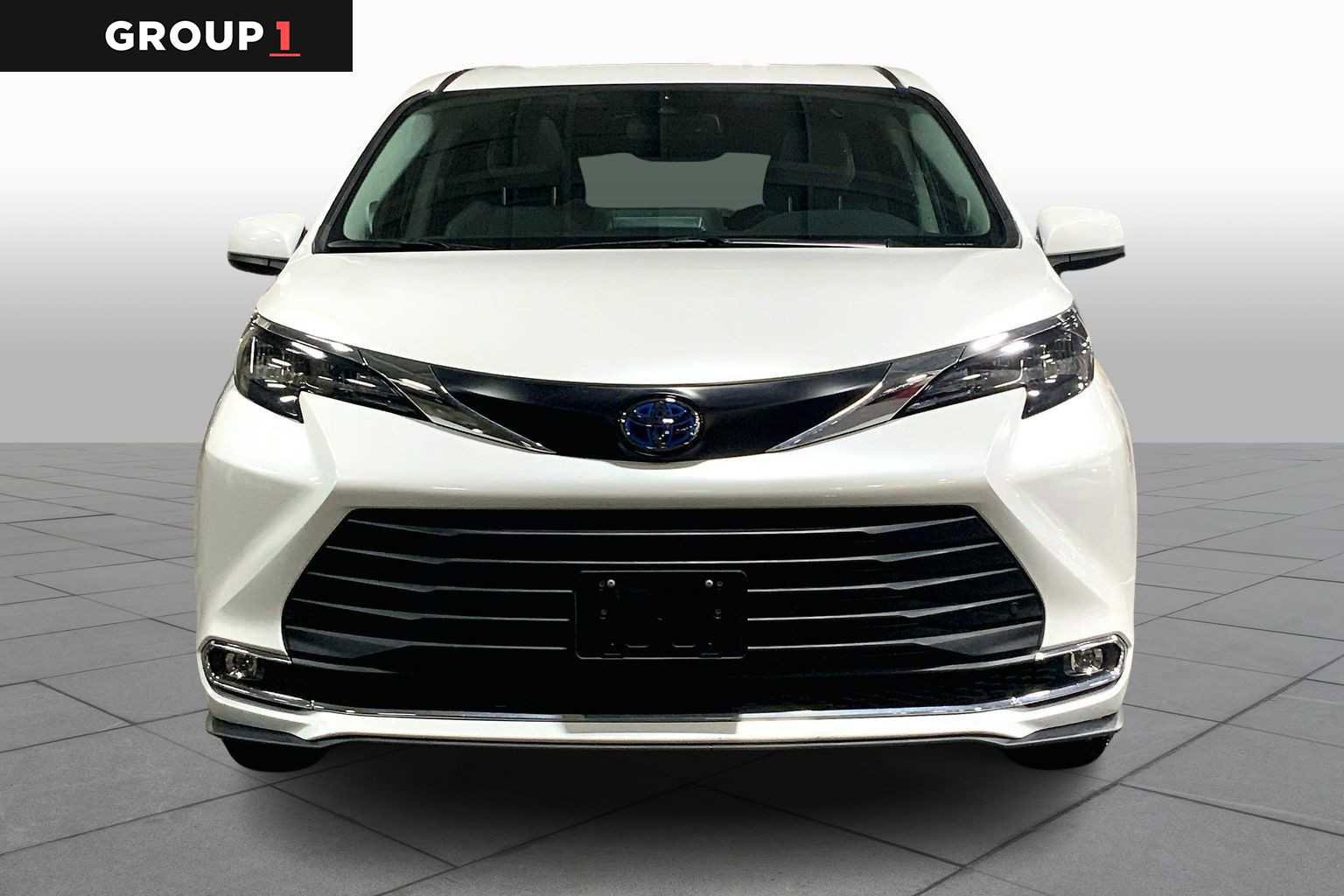 Used 2024 Toyota Sienna XLE w/ XLE Plus Package image 4
