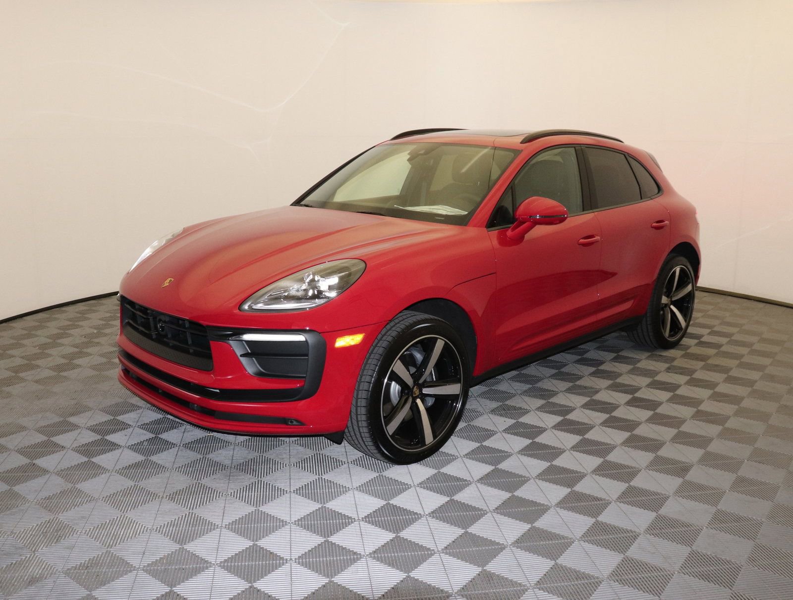 Used 2025 Porsche Macan image 1