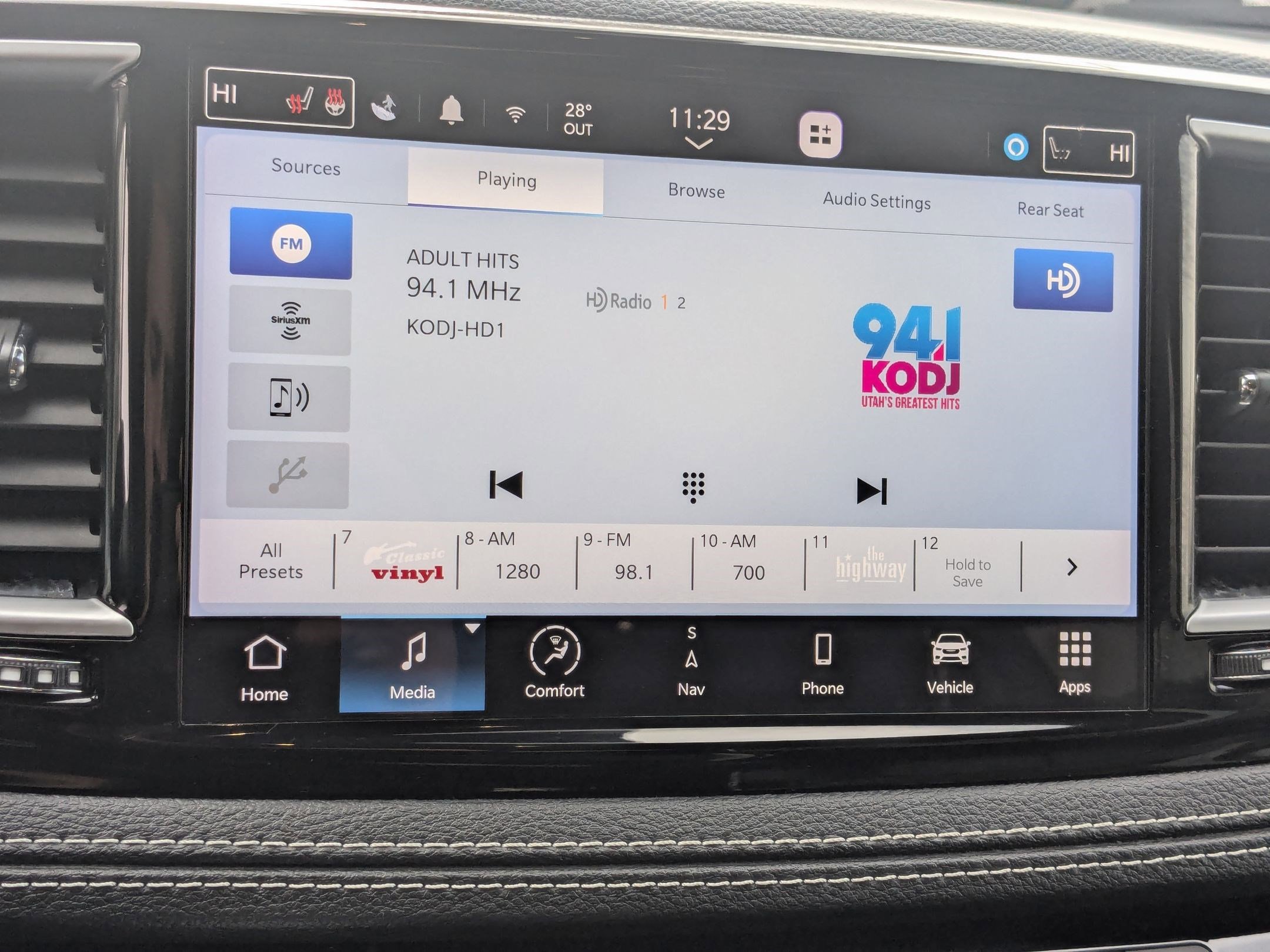 Used 2023 Chrysler Pacifica Limited w/ Uconnect Theater Family Group image 22