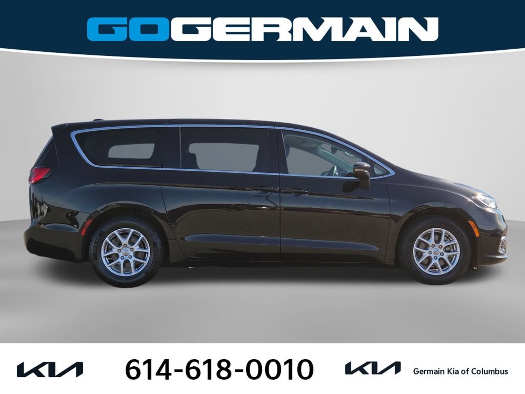 Used 2023 Chrysler Pacifica Touring-L FWD image 6