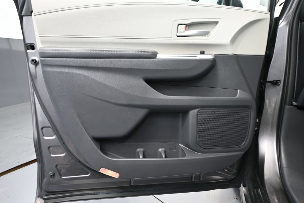 Used 2022 Toyota Sienna XLE AWD/4WD image 18