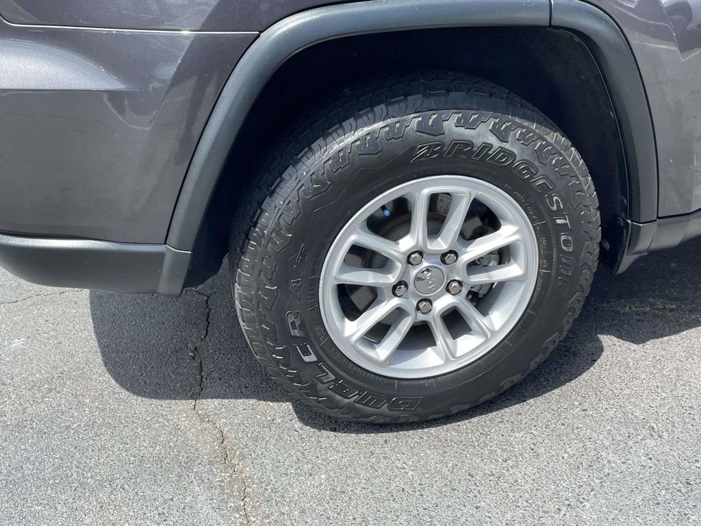 Used 2020 Jeep Grand Cherokee Laredo AWD/4WD image 9