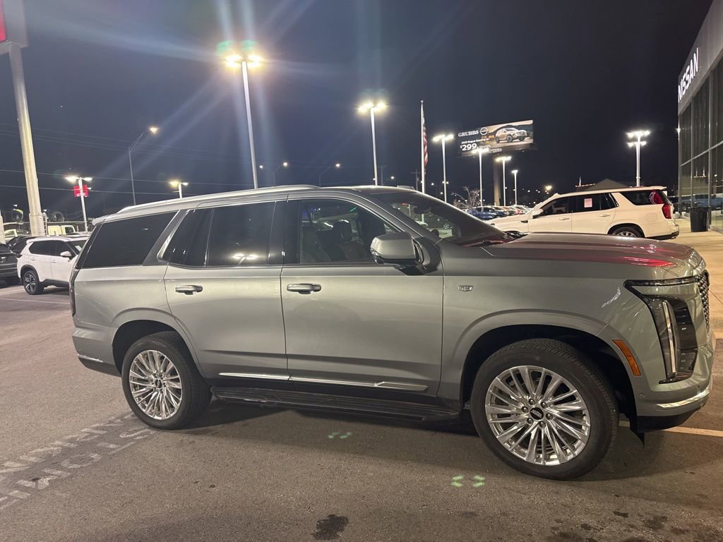 Used 2025 Cadillac Escalade Premium Luxury image 4