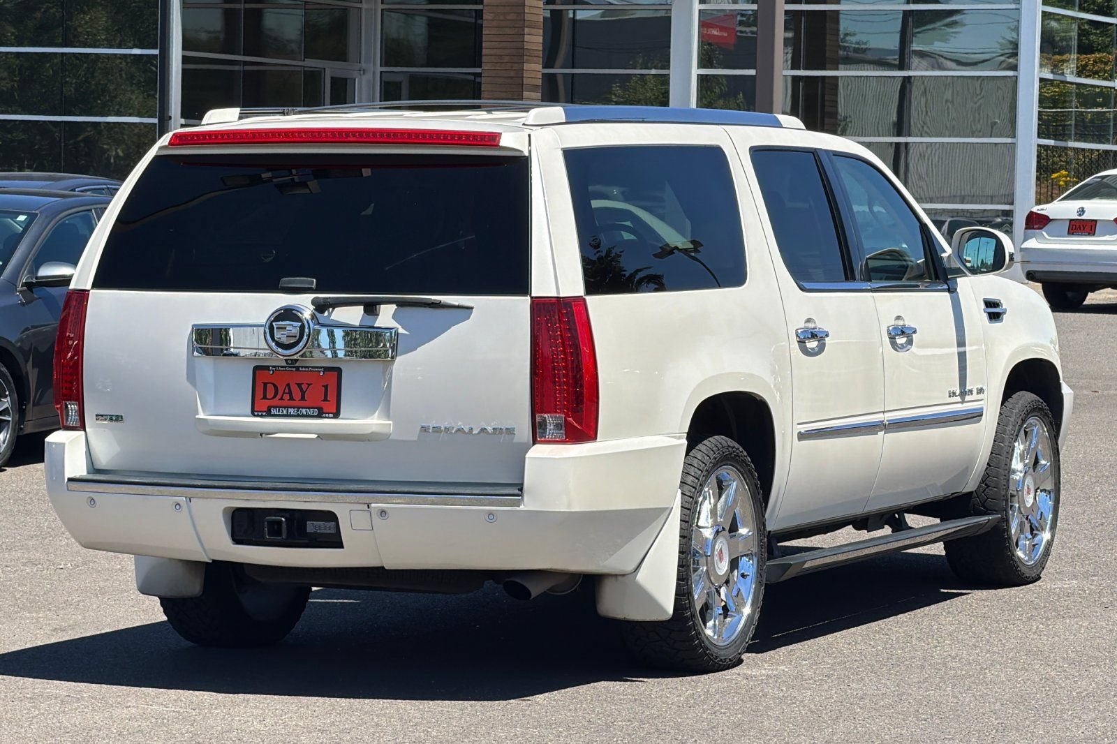 Used 2011 Cadillac Escalade ESV Premium AWD/4WD image 5