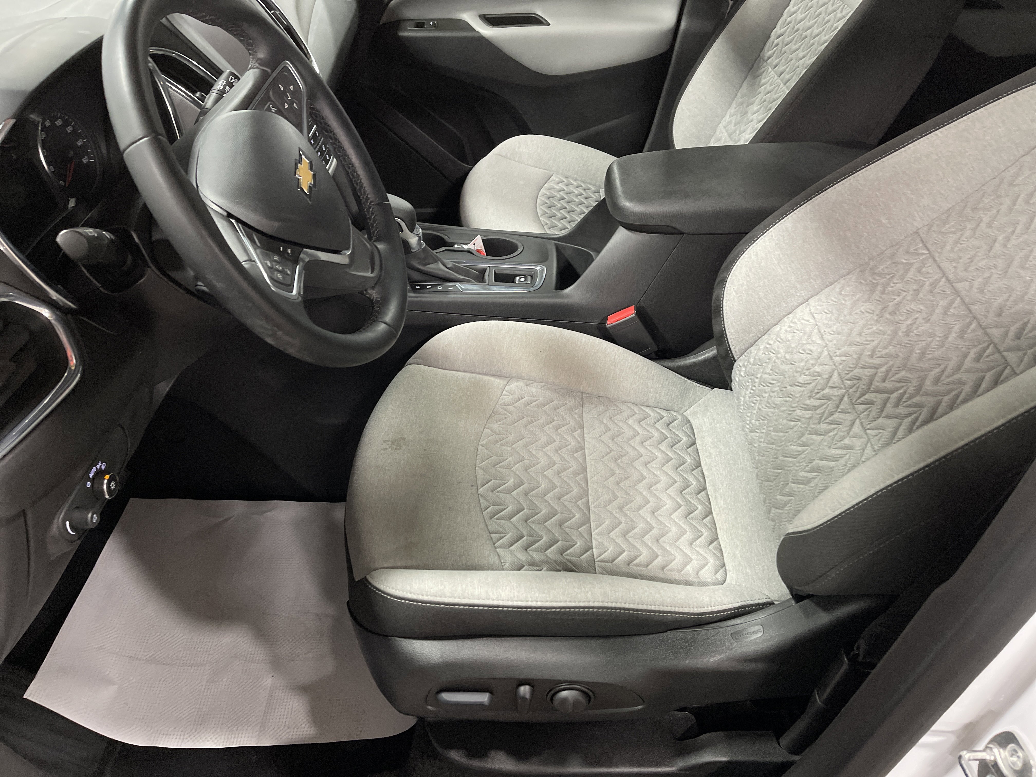 Used 2023 Chevrolet Equinox LT w/ Driver Convenience Package image 9