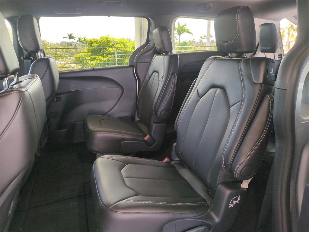 New 2026 Chrysler Pacifica Select image 15