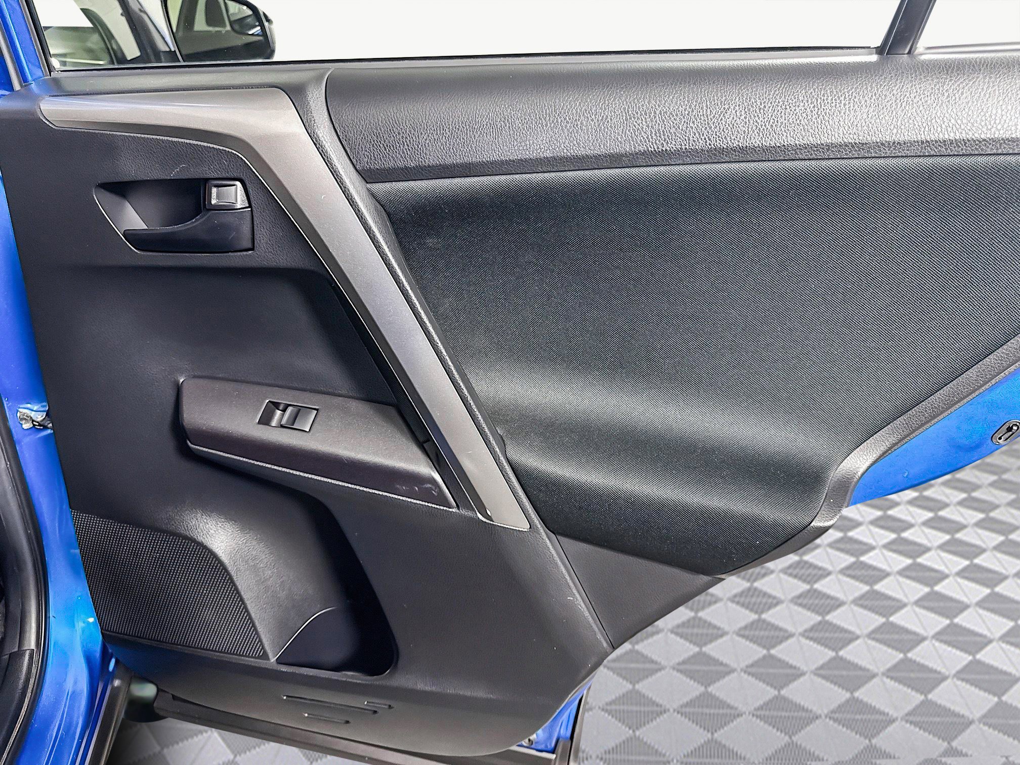 Used 2018 Toyota RAV4 LE image 27