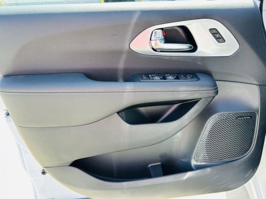 New 2026 Chrysler Pacifica Limited w/ Uconnect Theater Family Group image 20