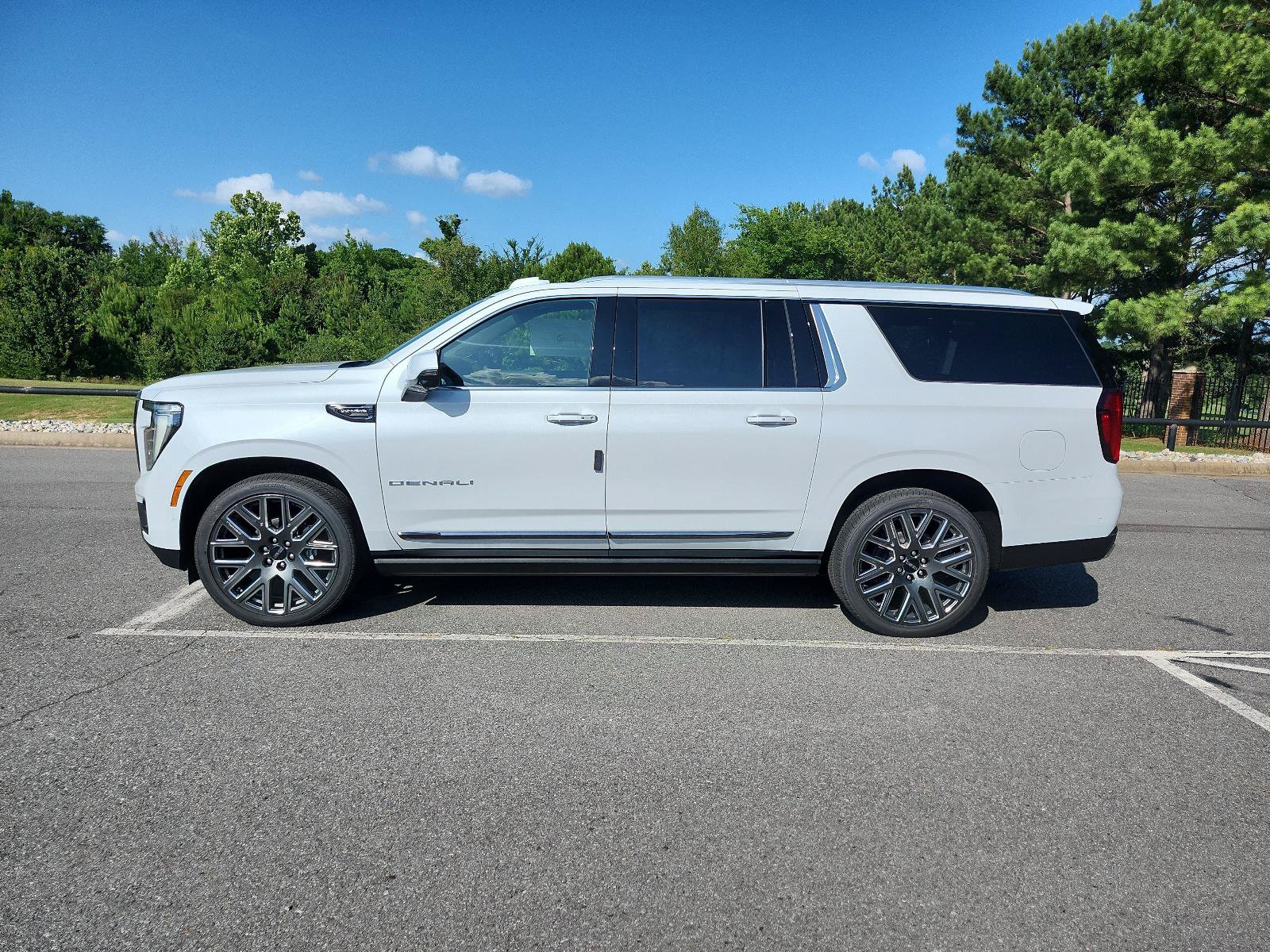 New 2026 GMC Yukon XL Denali Ultimate AWD/4WD image 2