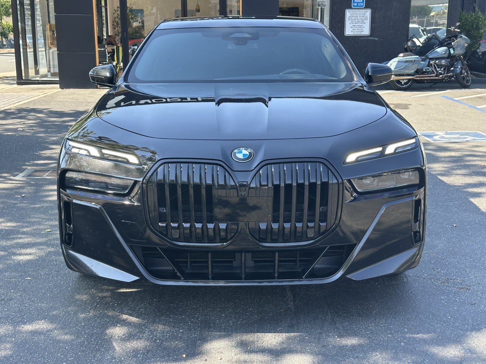 Used 2023 BMW 740i w/ Parking Assistance Package RWD image 5