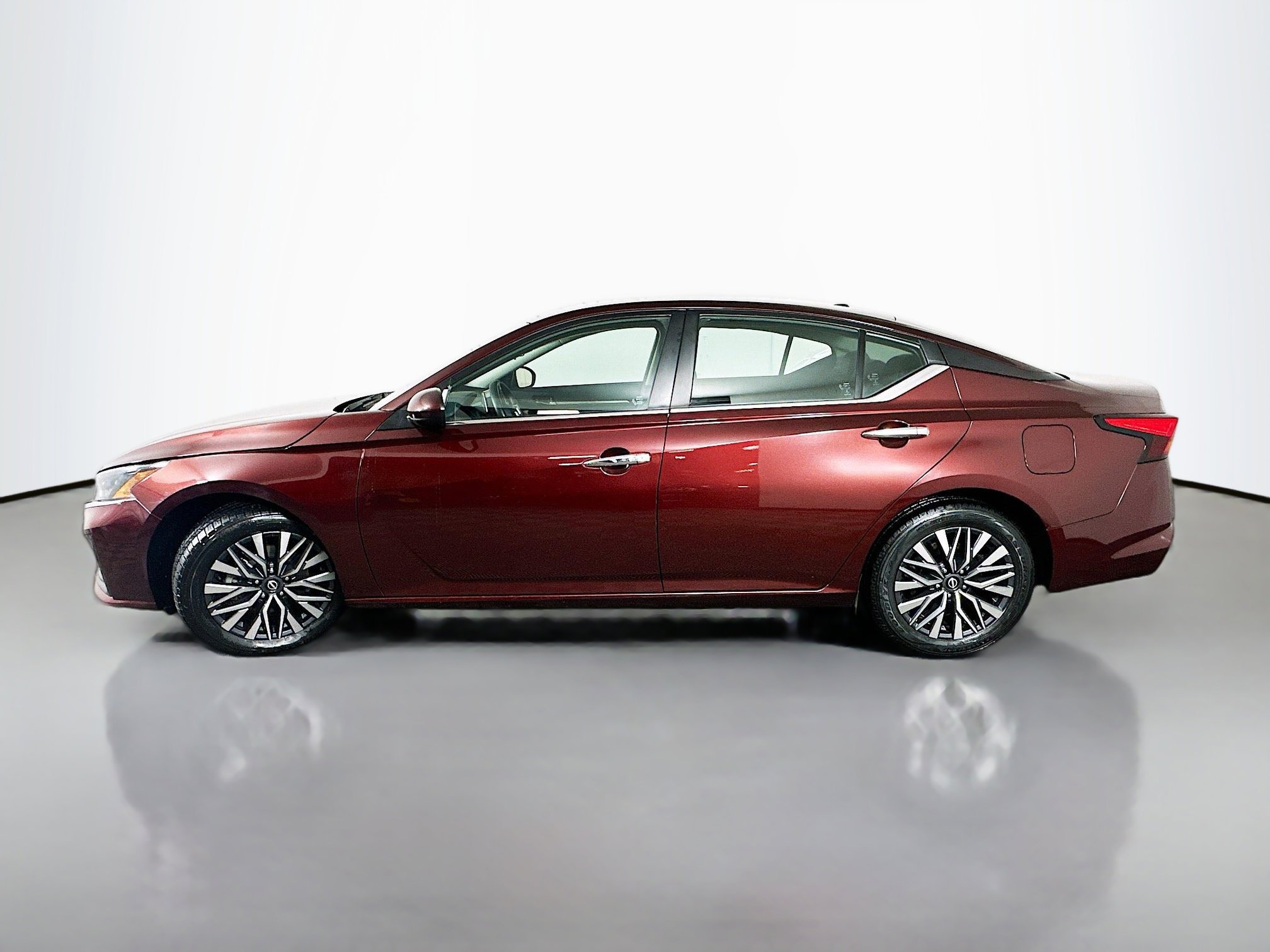 Used 2023 Nissan Altima 2.5 SV image 4