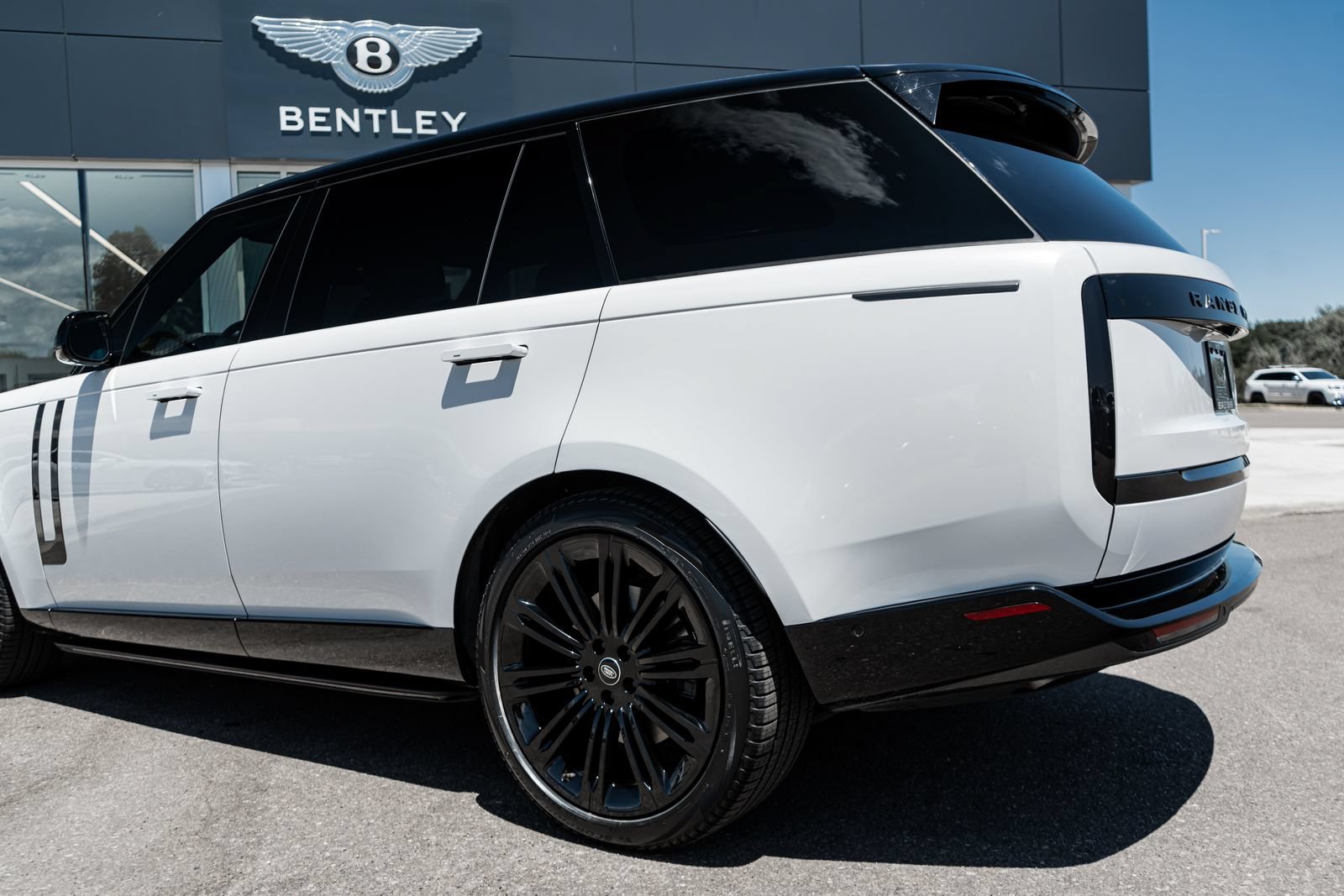 Used 2024 Land Rover Range Rover Long Wheelbase SE AWD/4WD image 9