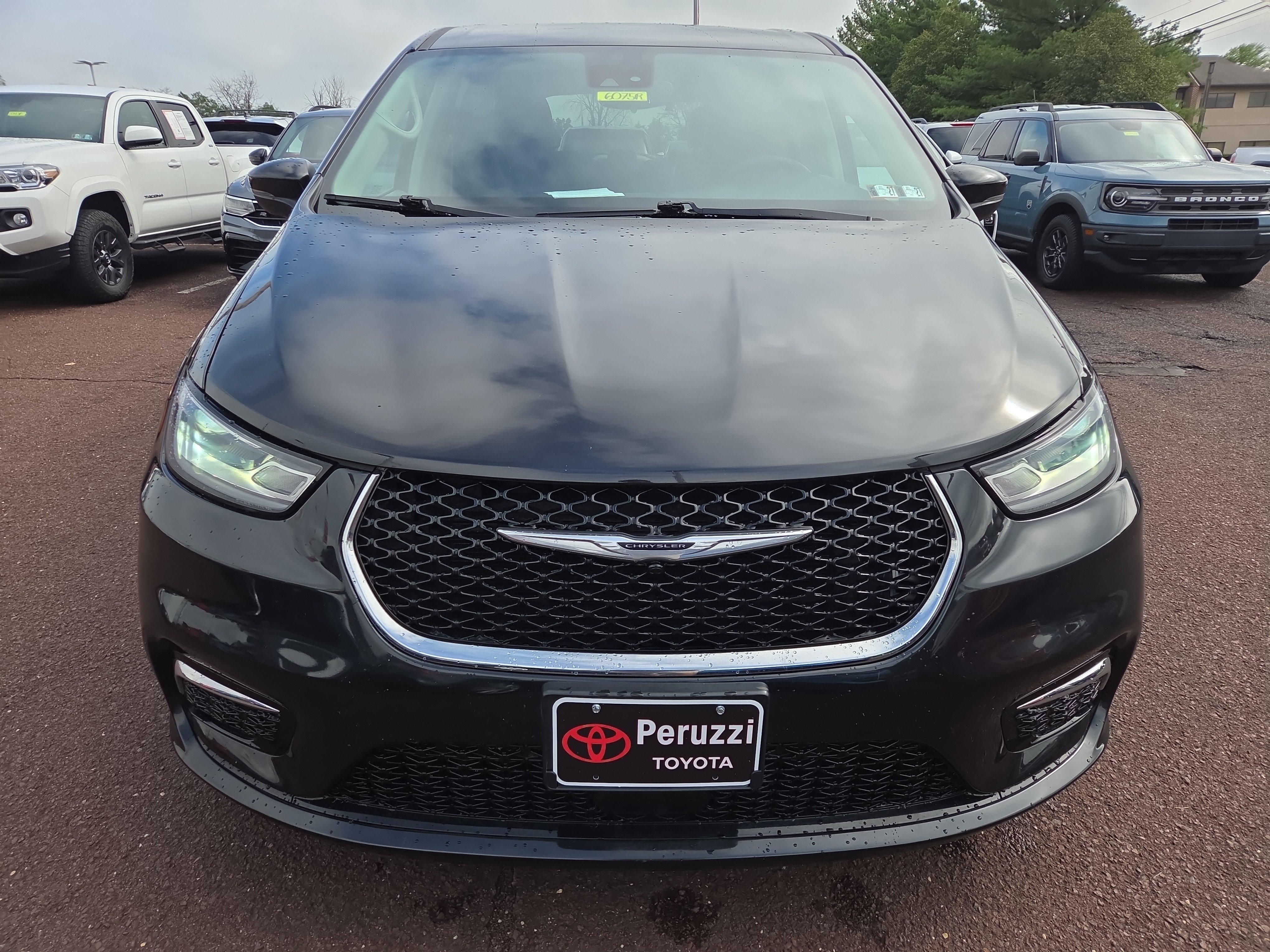 Used 2023 Chrysler Pacifica Touring-L FWD image 8
