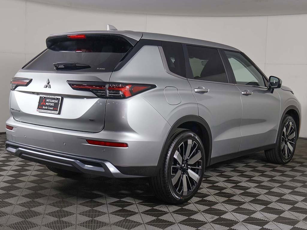 New 2025 Mitsubishi Outlander SE image 13