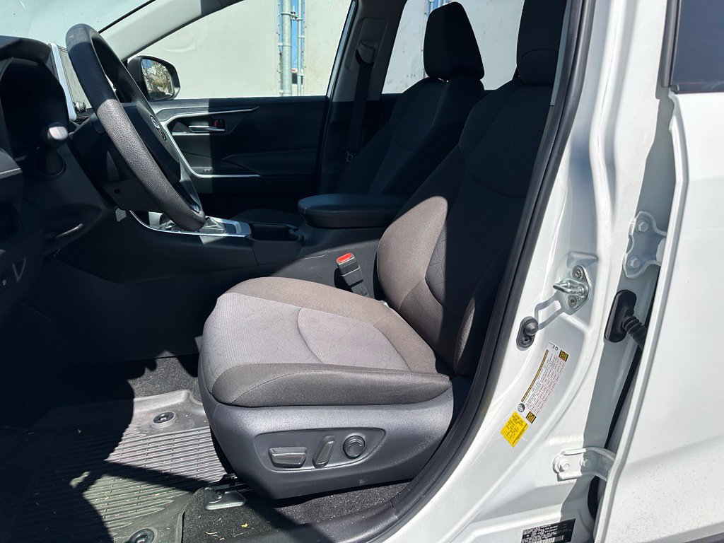Used 2025 Toyota RAV4 XLE FWD image 9