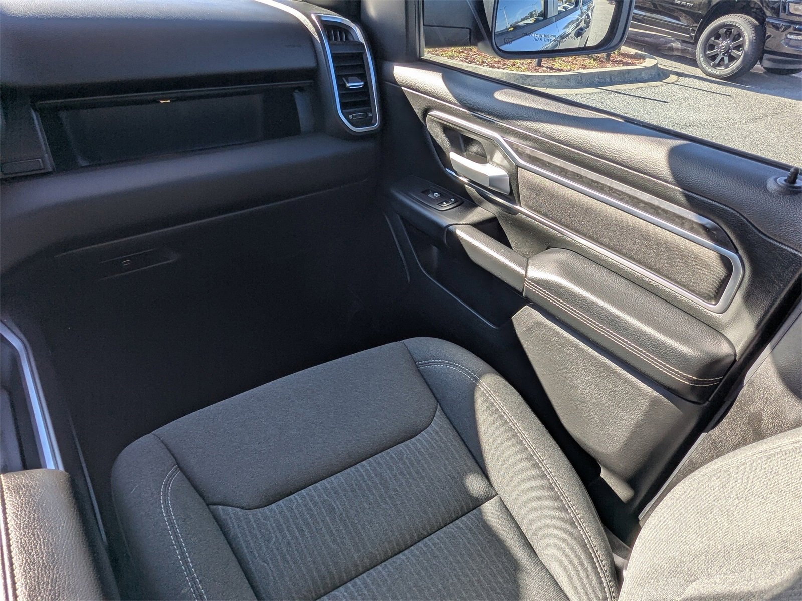 Used 2019 Chevrolet Equinox LT w/ Driver Convenience Package image 17