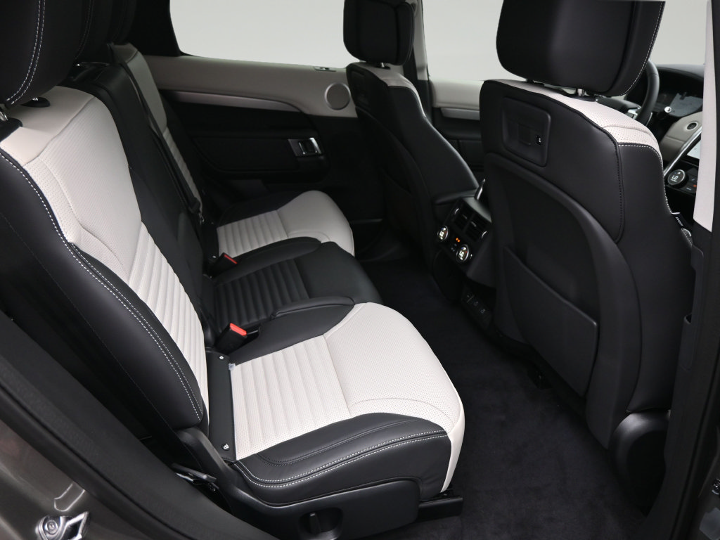 Used 2025 Land Rover Discovery Dynamic SE AWD/4WD image 8