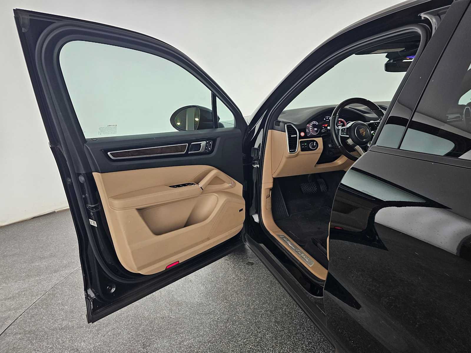 Used 2023 Porsche Cayenne Platinum Edition AWD/4WD image 19