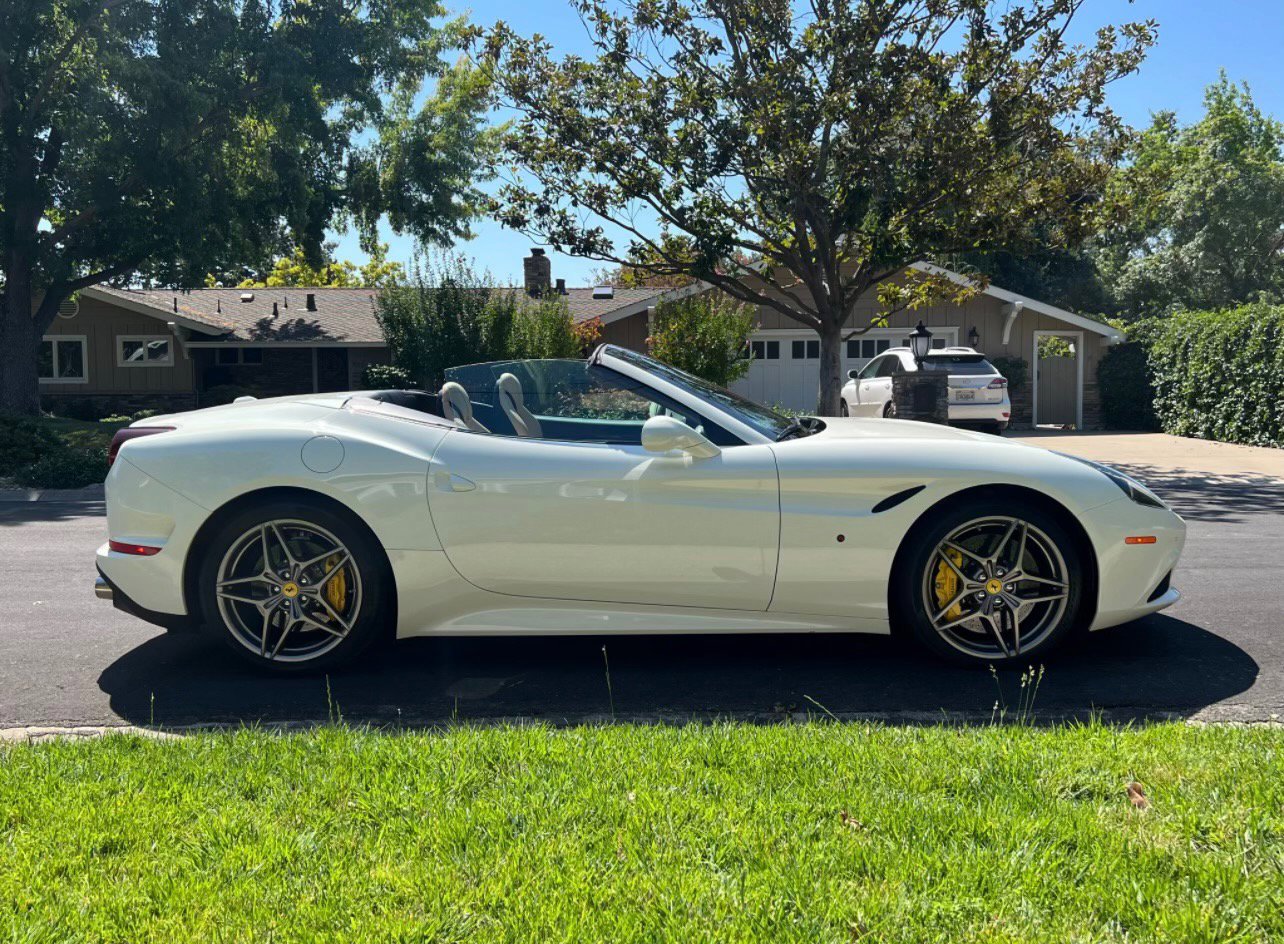 Used 2015 Ferrari California T RWD image 11