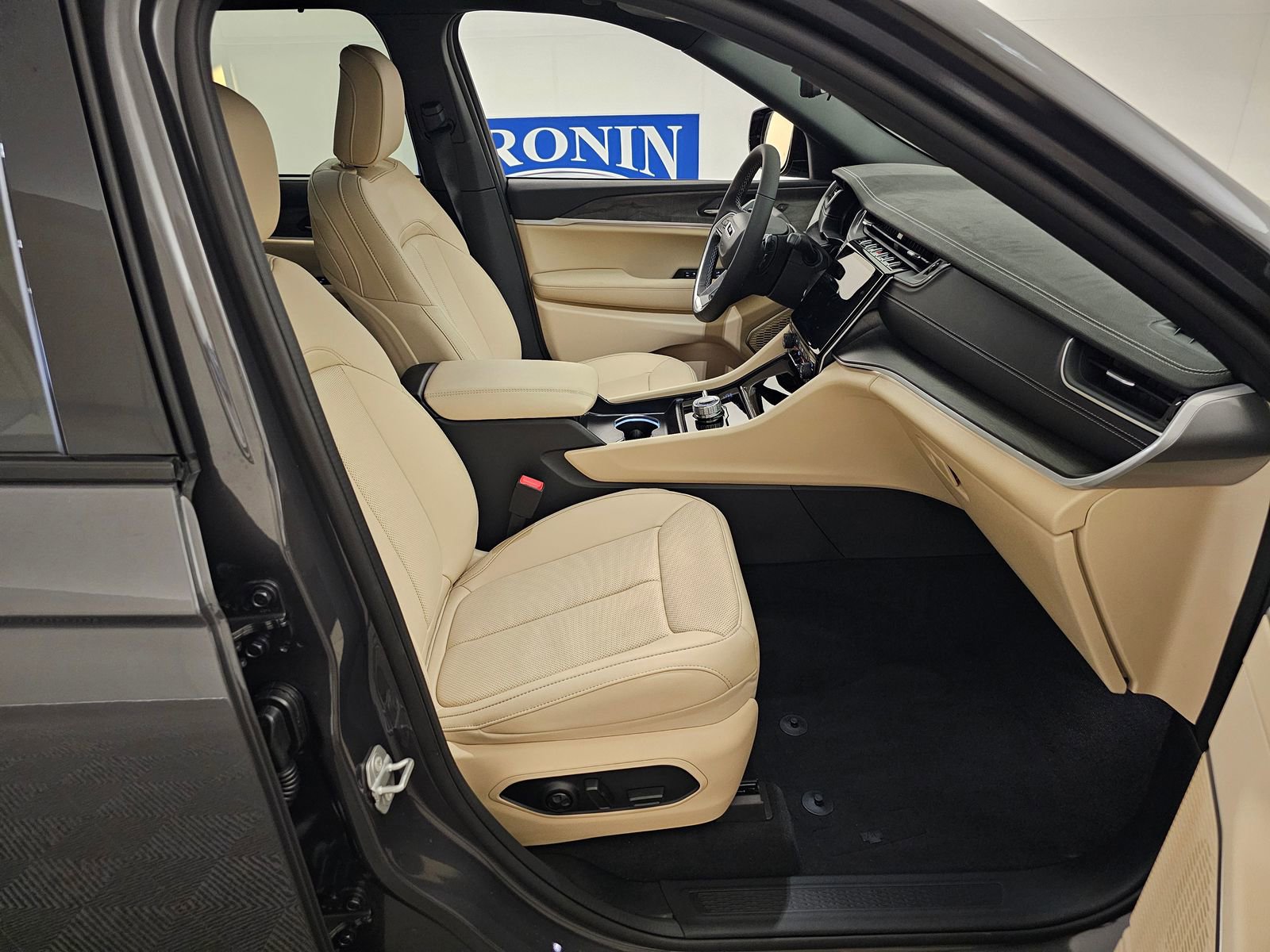 New 2025 Jeep Grand Cherokee Limited w/ Luxury Tech Group II image 38