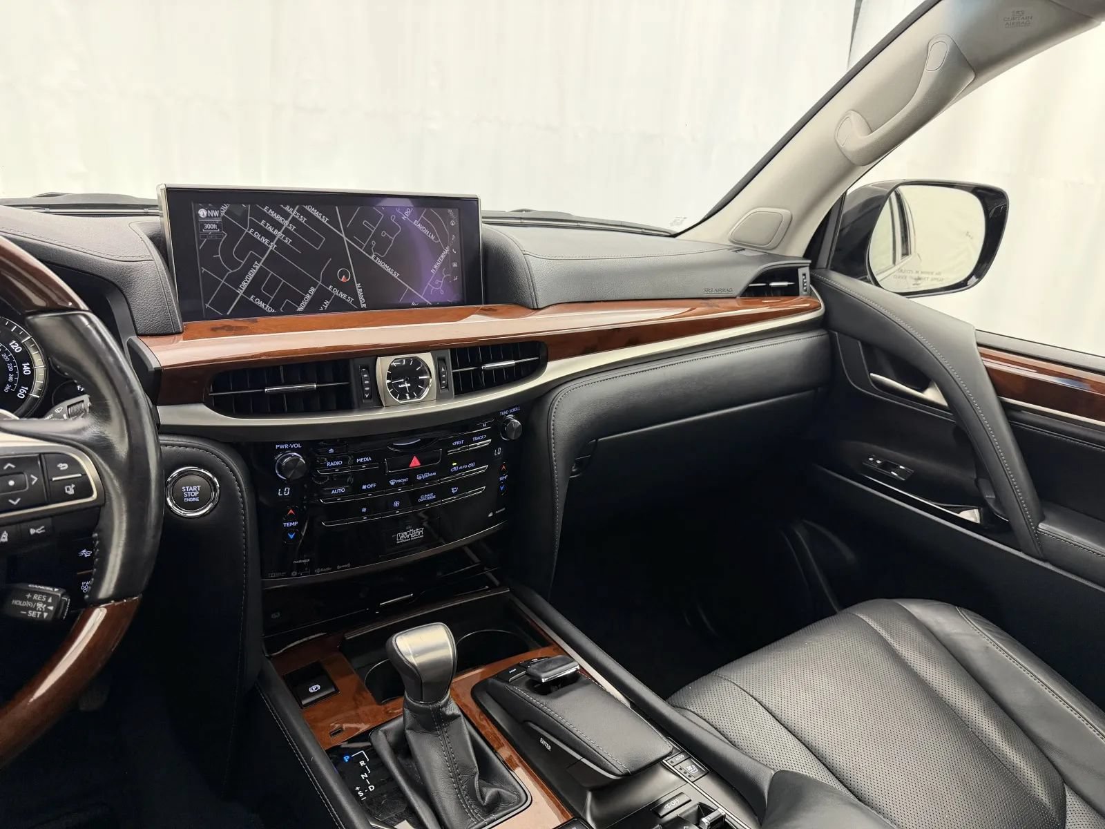 Used 2016 Lexus LX 570 4WD w/ Luxury Package image 16