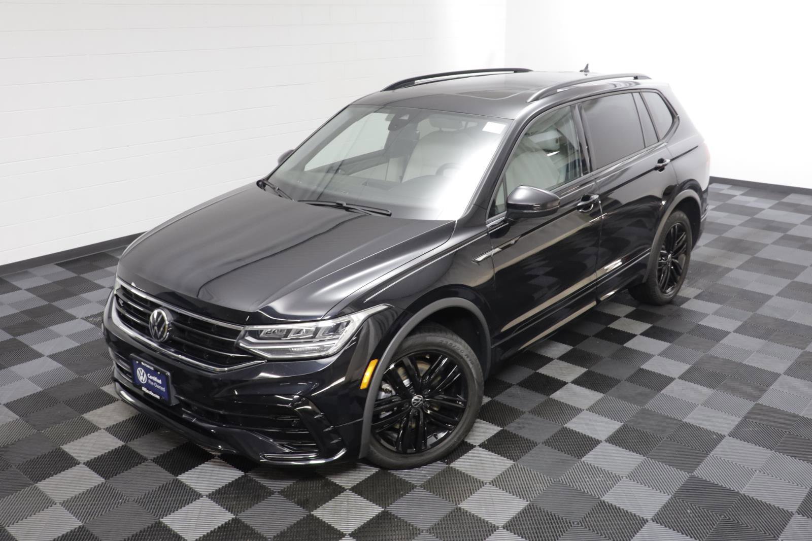 Used 2022 Volkswagen Tiguan SE R-Line image 2