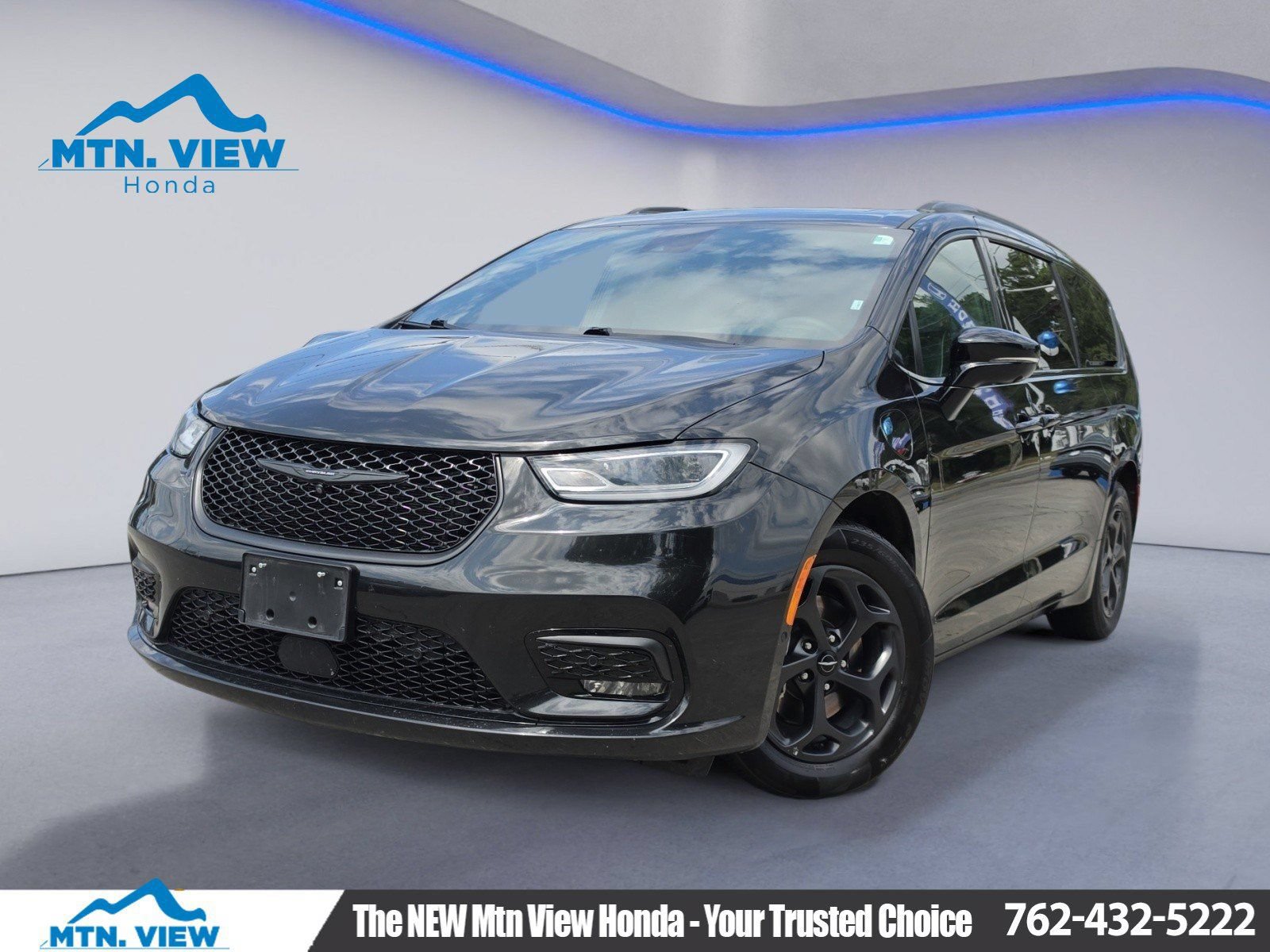 Used 2024 Chrysler Pacifica Premium FWD image 1