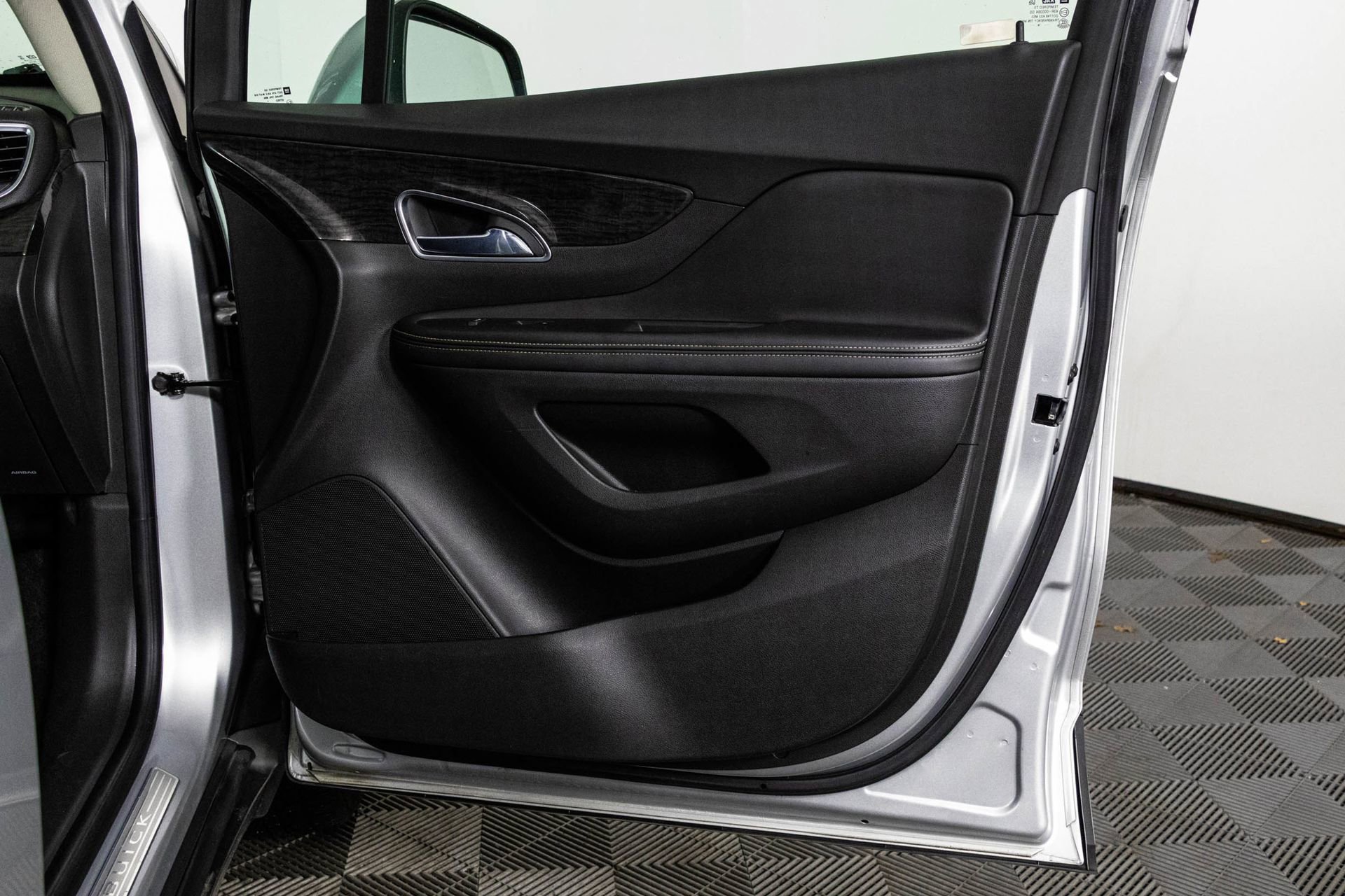 Used 2015 Buick Encore FWD image 40