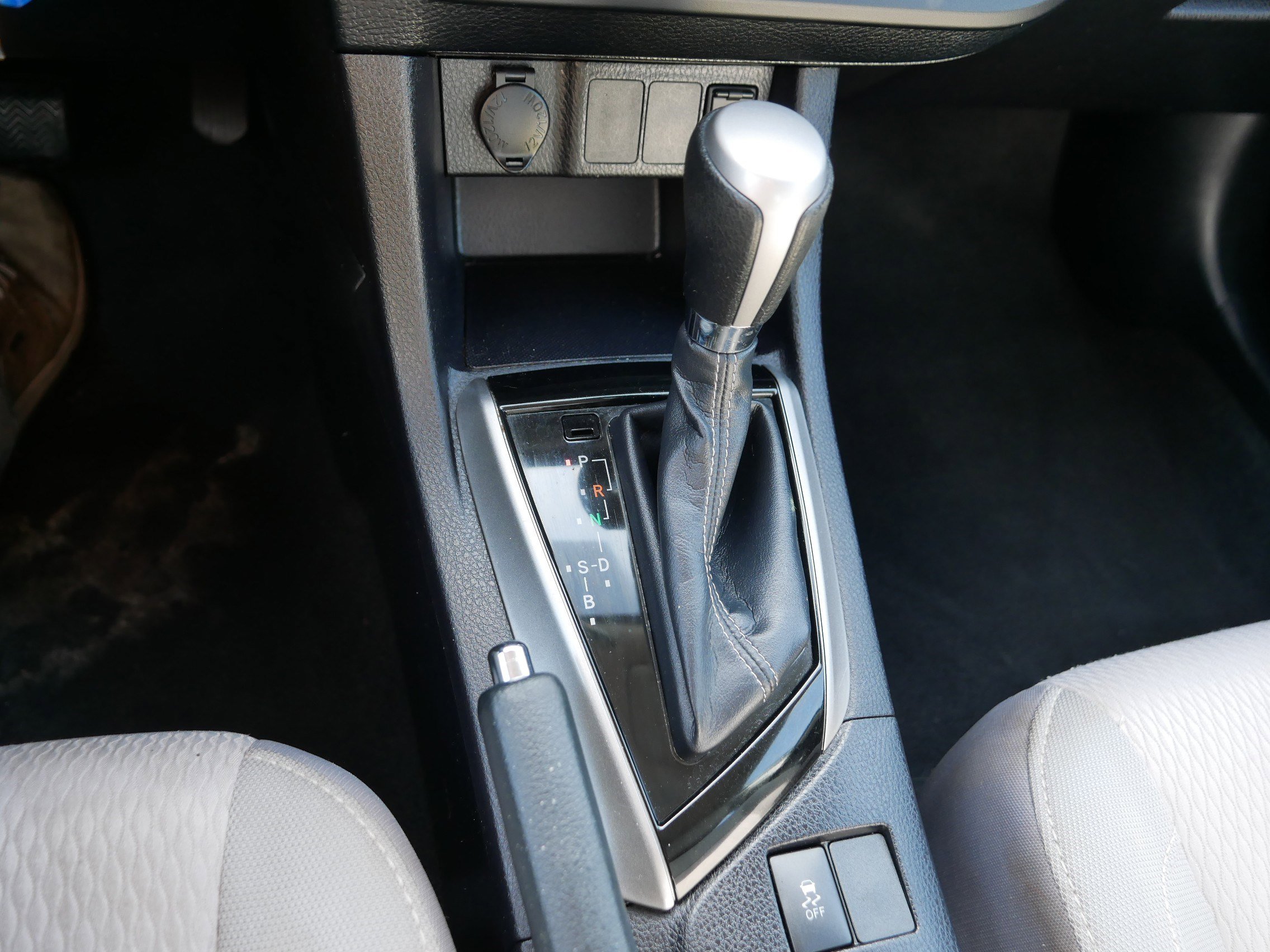 Used 2015 Toyota Corolla LE FWD image 24