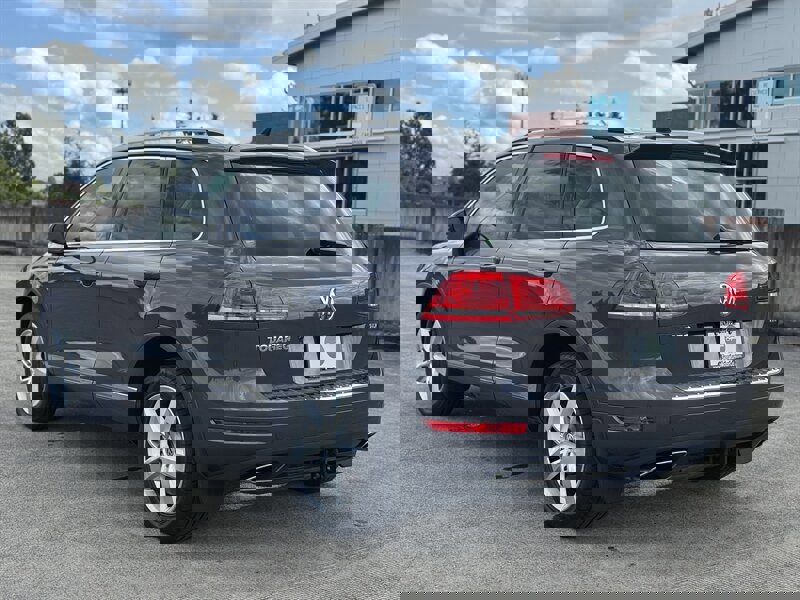 Used 2012 Volkswagen Touareg TDI image 3