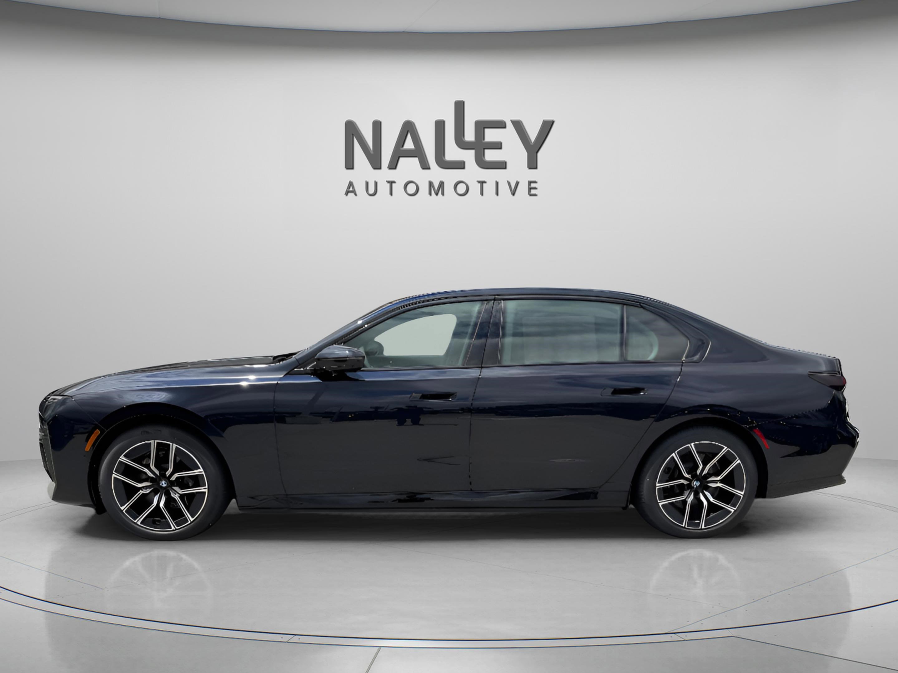 Used 2025 BMW i7 xDrive60 w/ Premium Package image 3